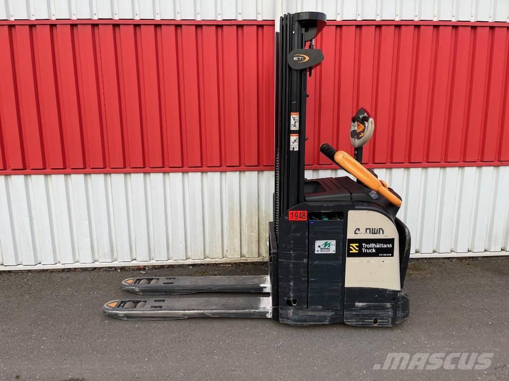 Crown ETi 4000-1.2 Järelkäidavad virnastajad