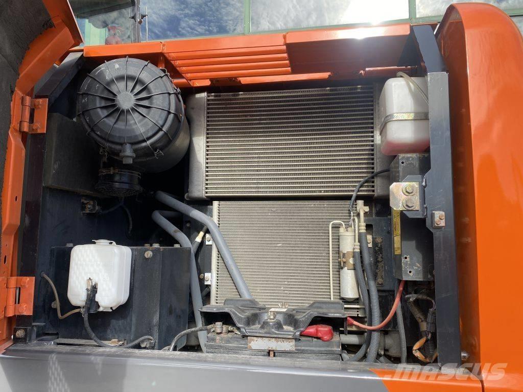 Hitachi ZX 140 W-3 Ratasekskavaatorid