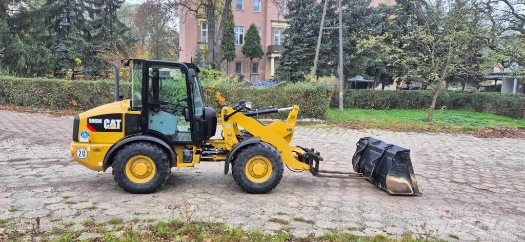CAT 906 Rataslaadurid