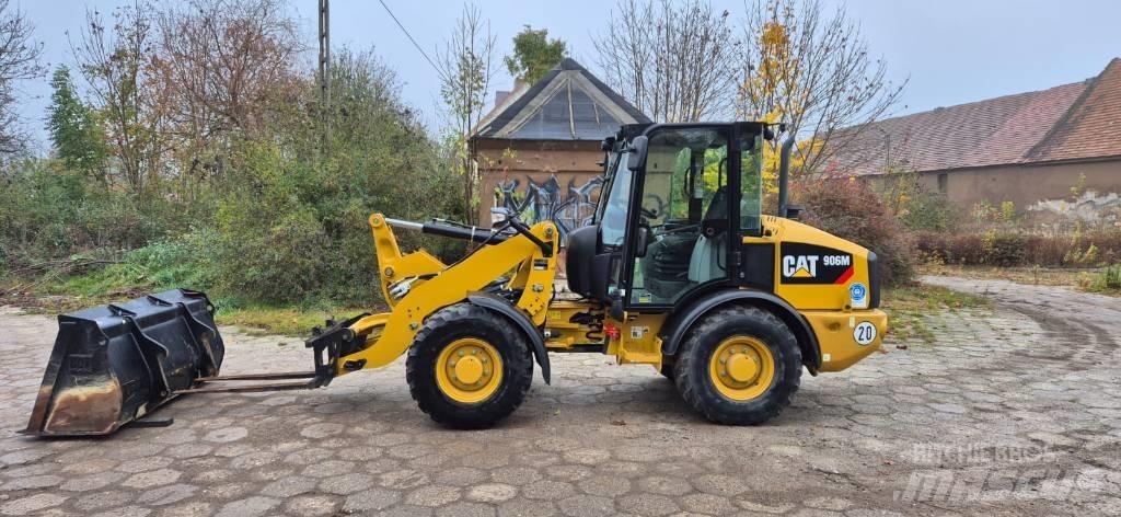 CAT 906 Rataslaadurid