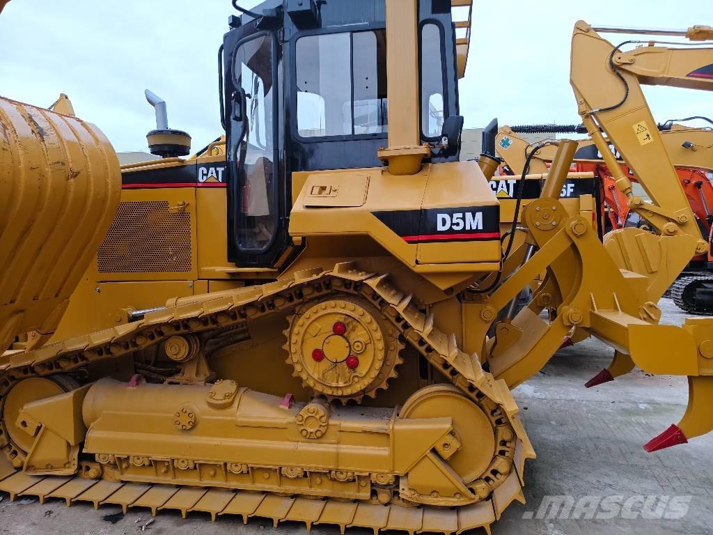 CAT D 5 M Buldooserid