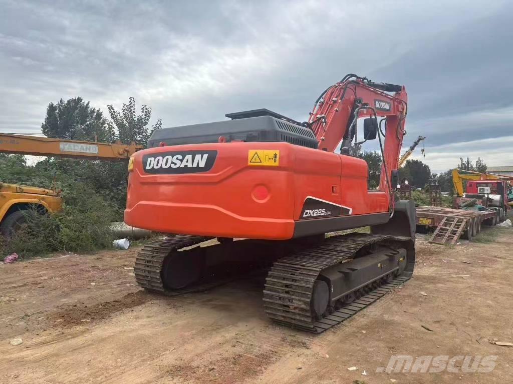 Doosan DX 225 Roomikekskavaatorid