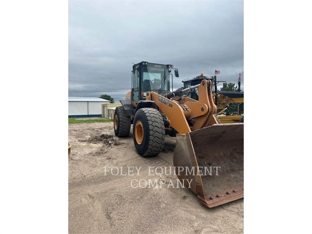 CASE 821F Rataslaadurid