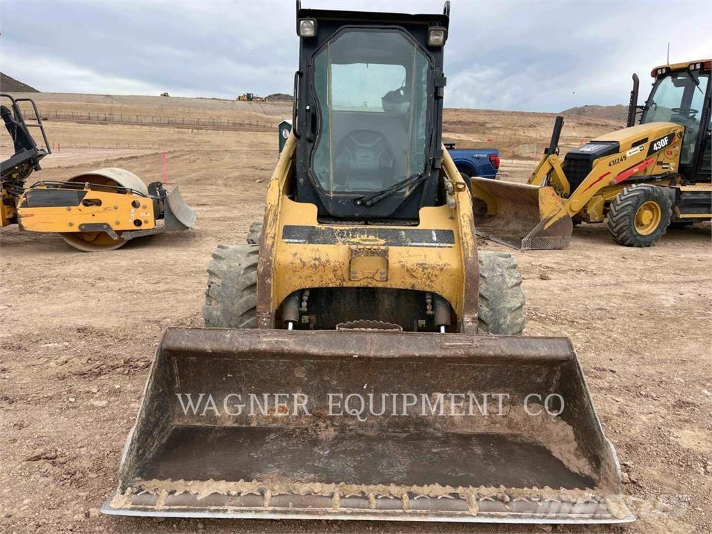 CAT 236B Kompaktlaadurid