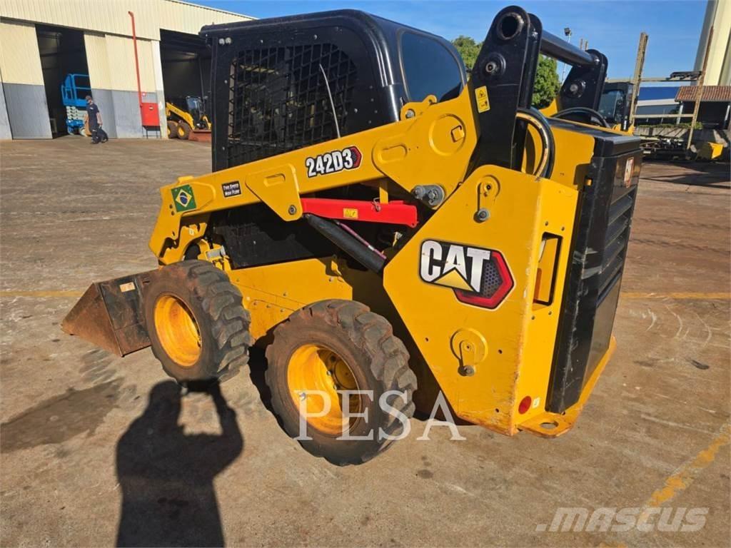 CAT 242 D Kompaktlaadurid