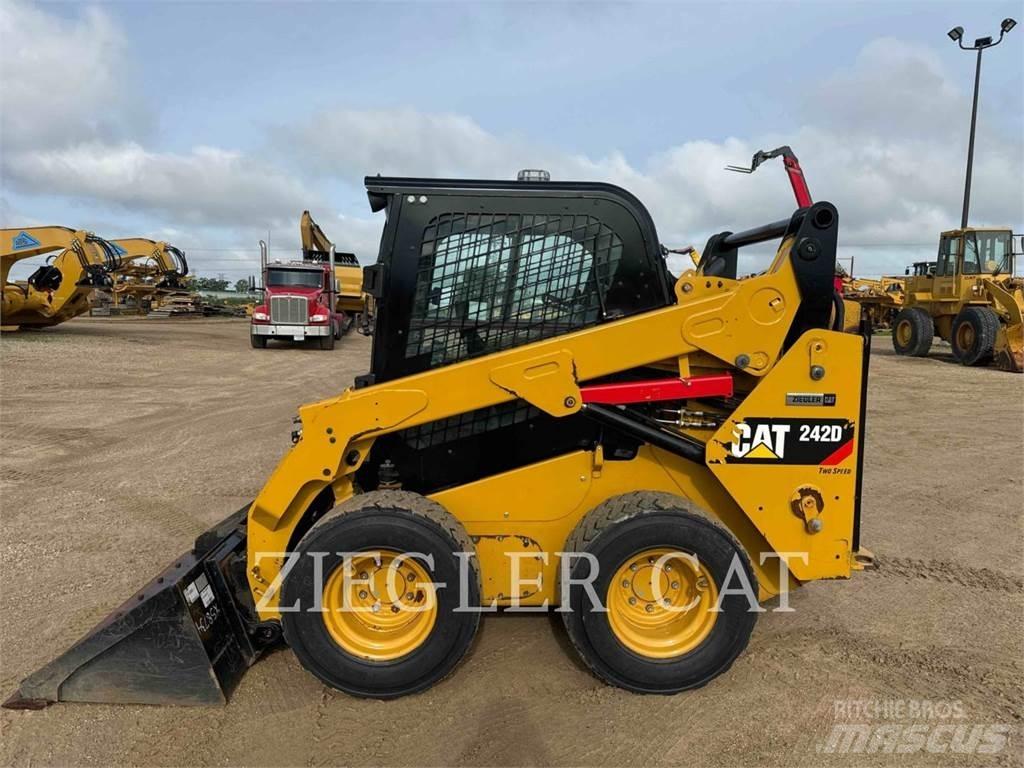 CAT 242D Kompaktlaadurid