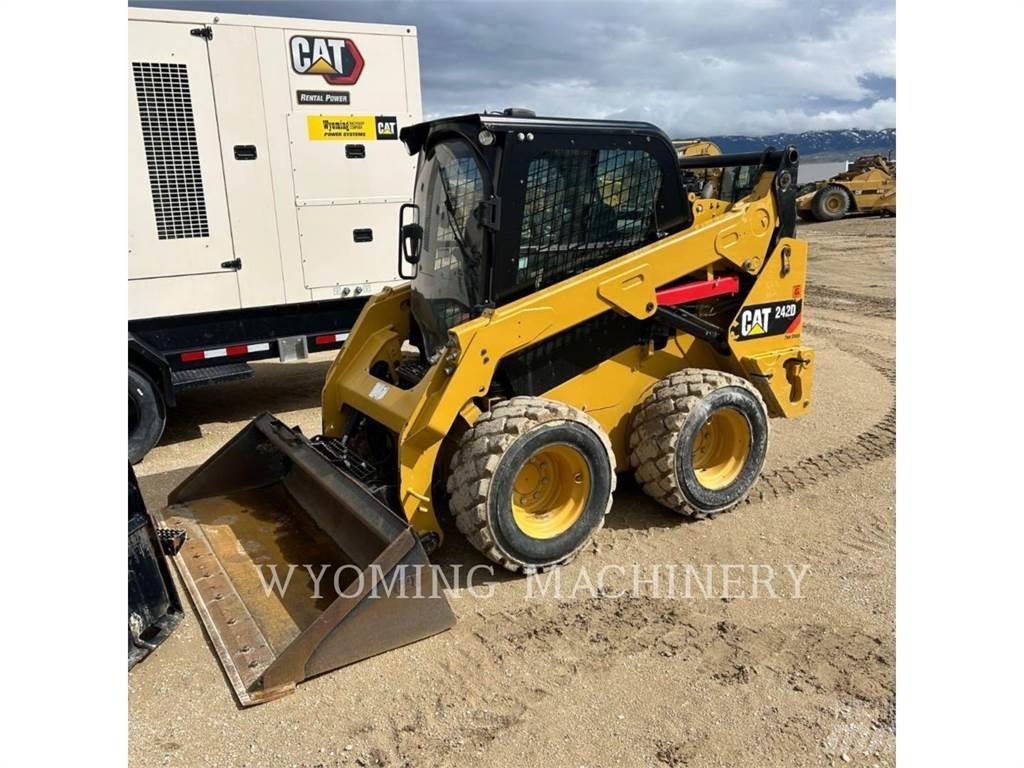 CAT 242D Kompaktlaadurid