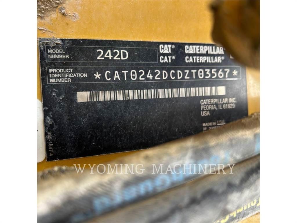 CAT 242D Kompaktlaadurid