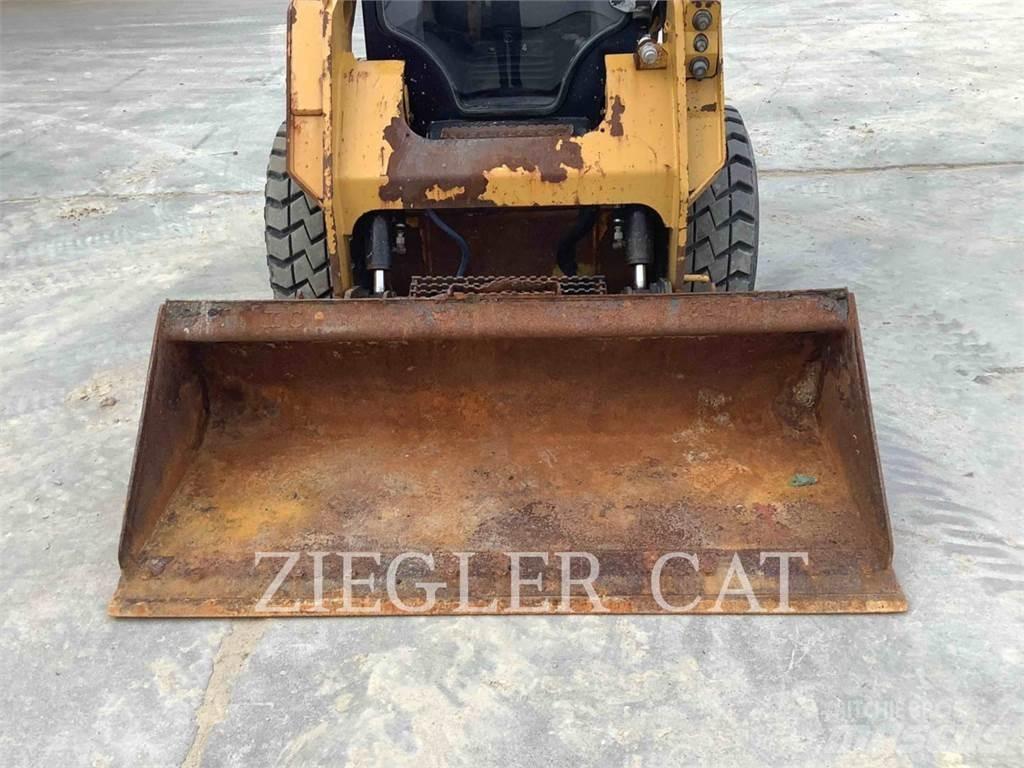 CAT 242D Kompaktlaadurid