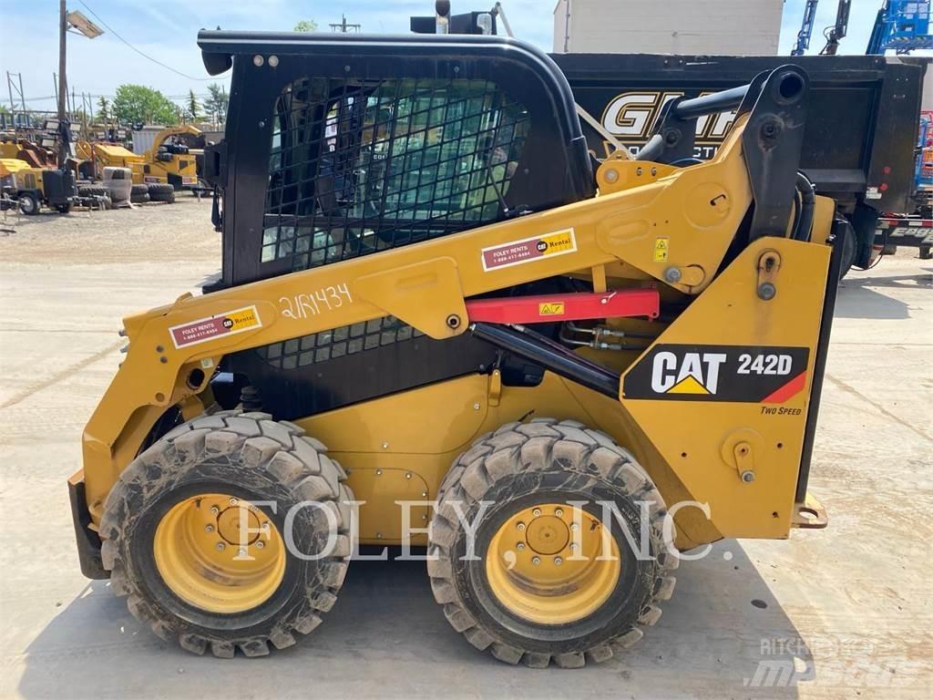 CAT 242D Kompaktlaadurid