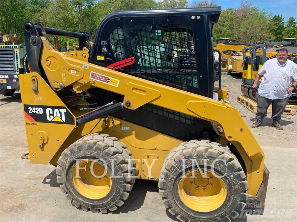 CAT 242D Kompaktlaadurid