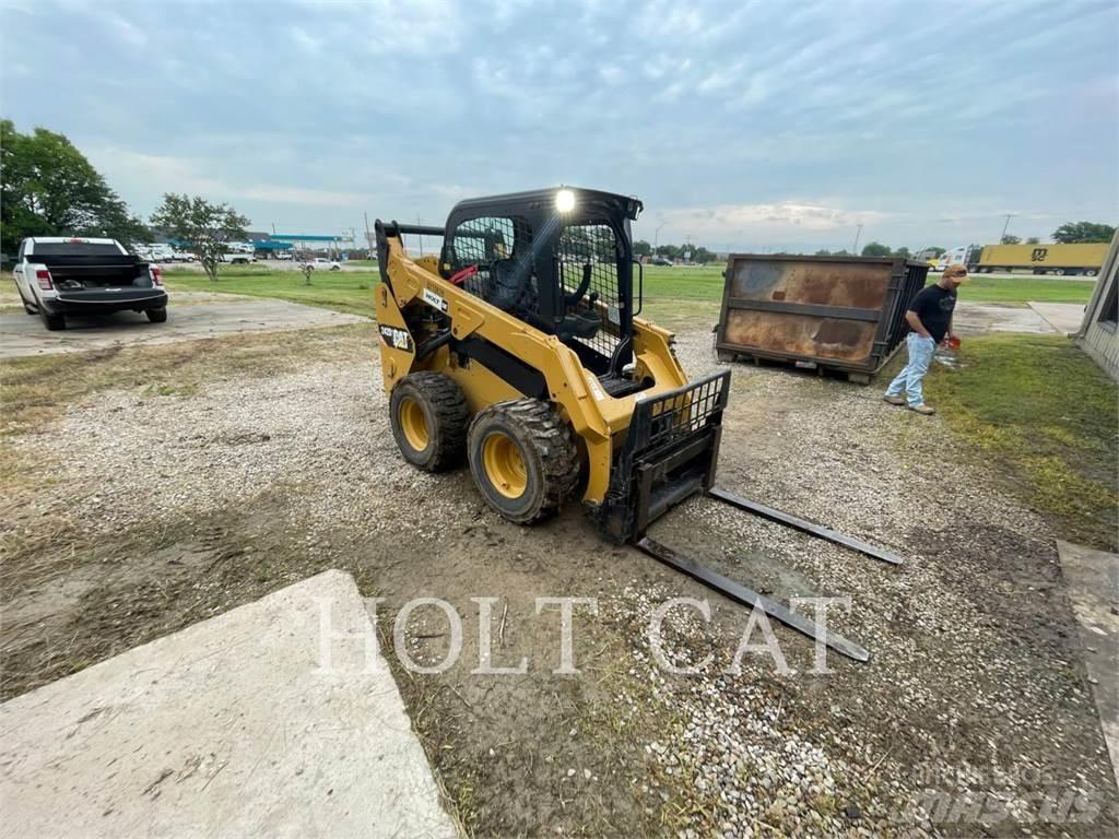 CAT 242D Kompaktlaadurid