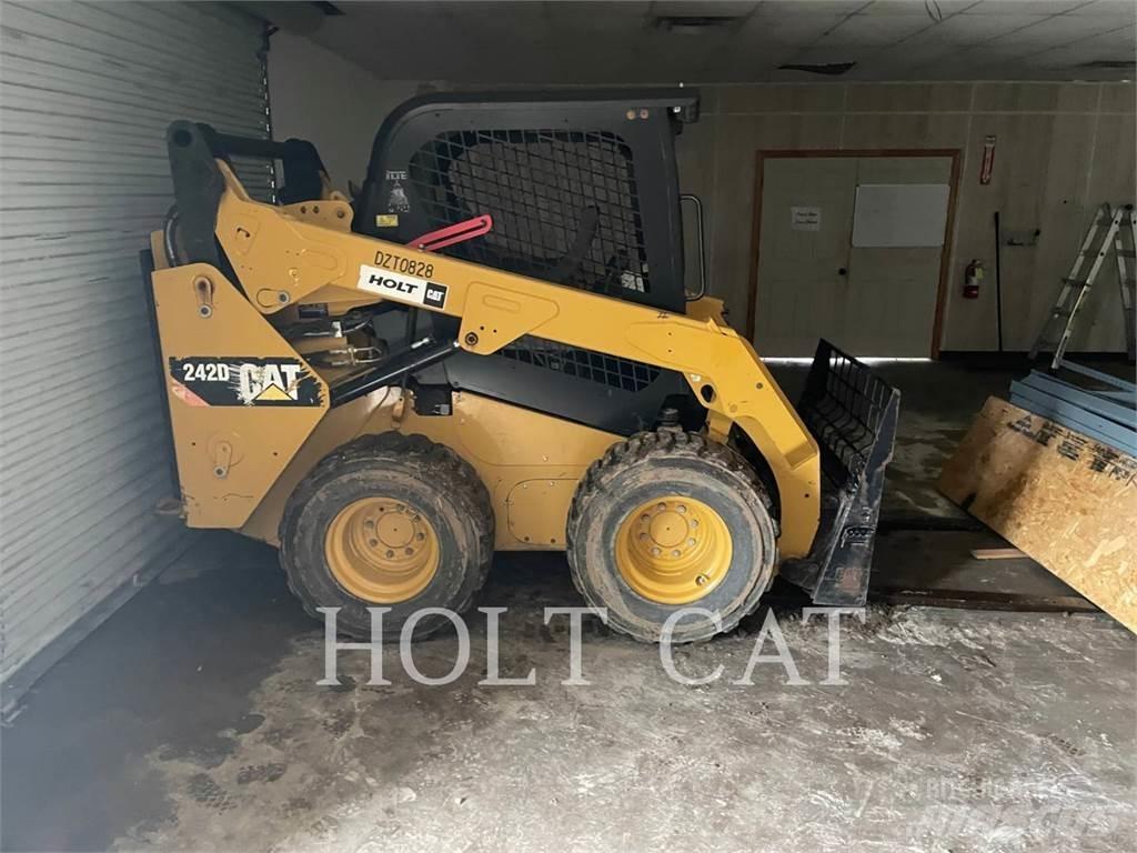 CAT 242D Kompaktlaadurid