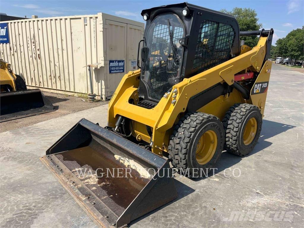 CAT 242D Kompaktlaadurid