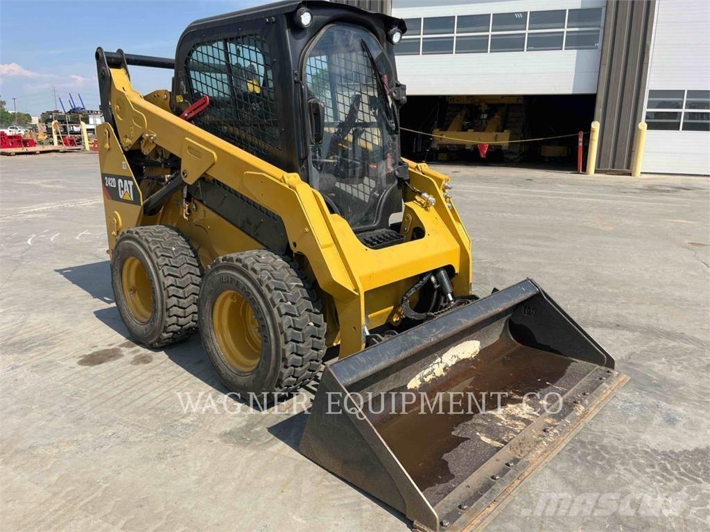 CAT 242D Kompaktlaadurid