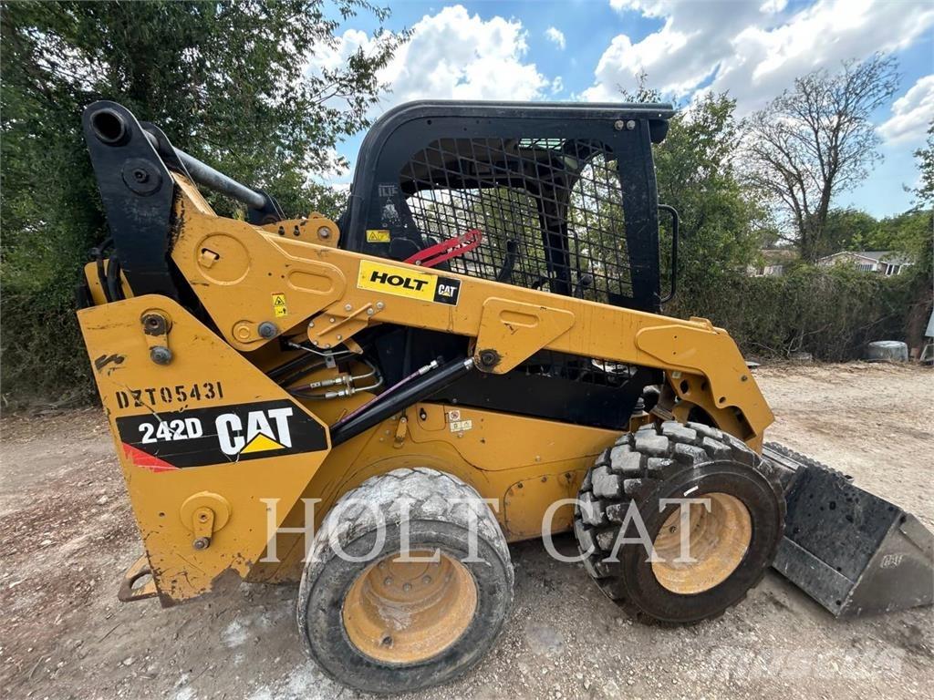 CAT 242D Kompaktlaadurid