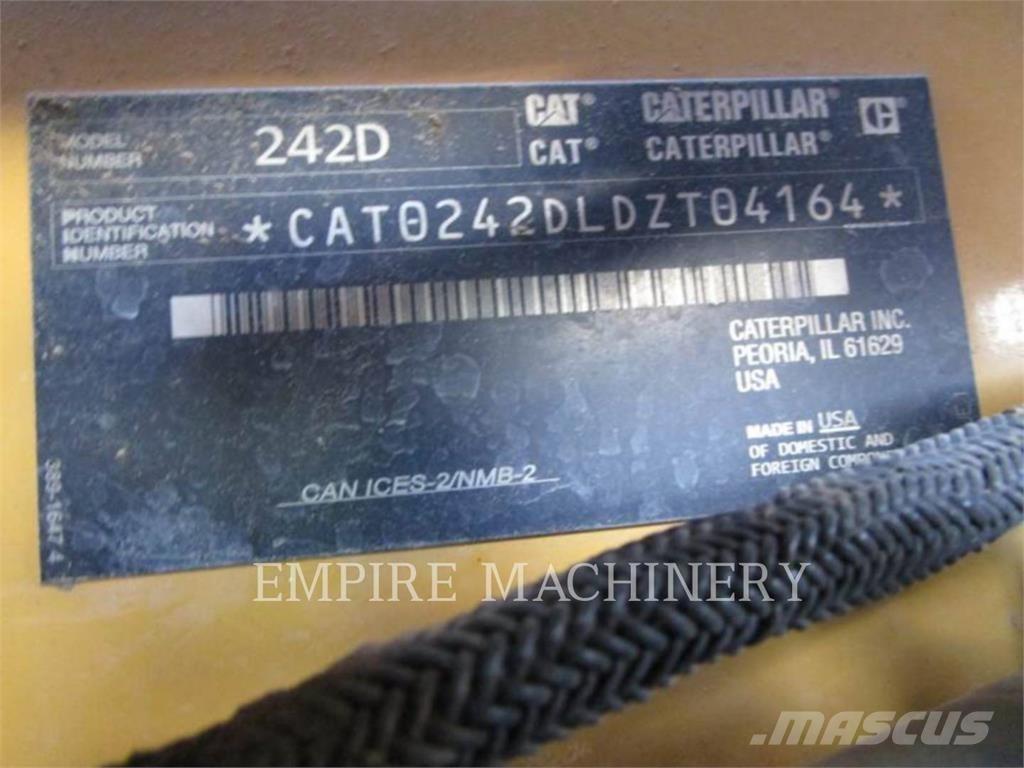 CAT 242D Kompaktlaadurid