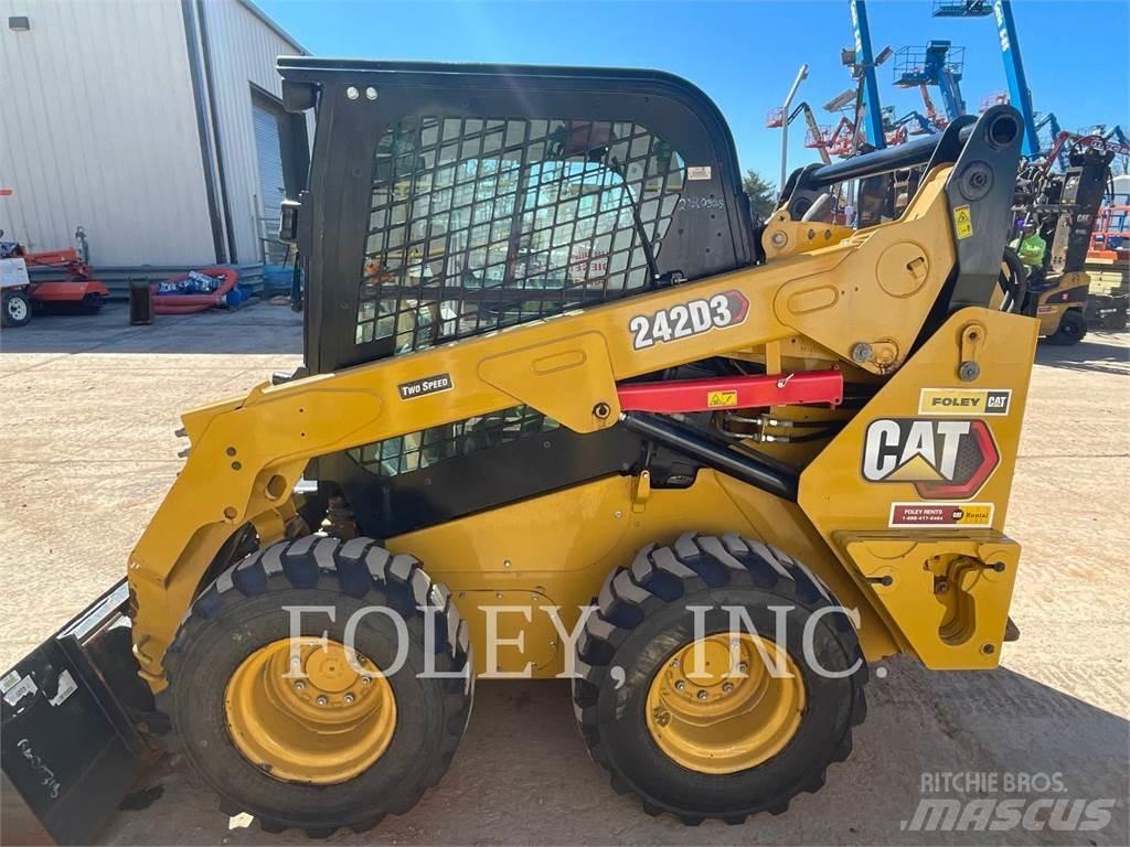 CAT 242D3 Kompaktlaadurid