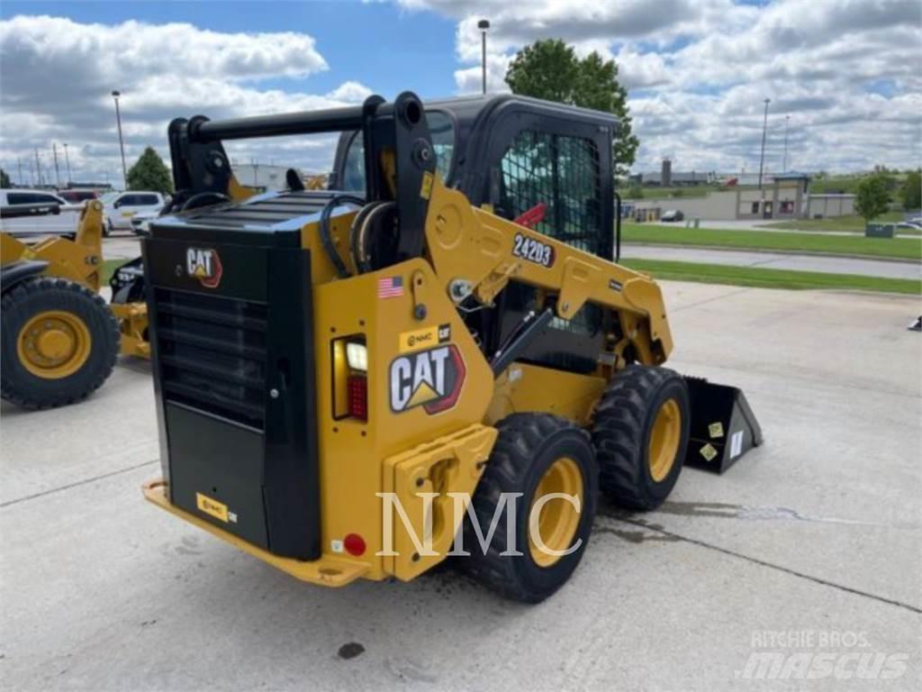 CAT 242D3 Kompaktlaadurid