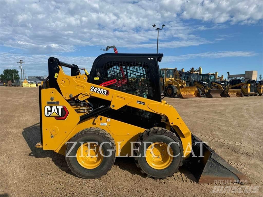 CAT 242D3 Kompaktlaadurid