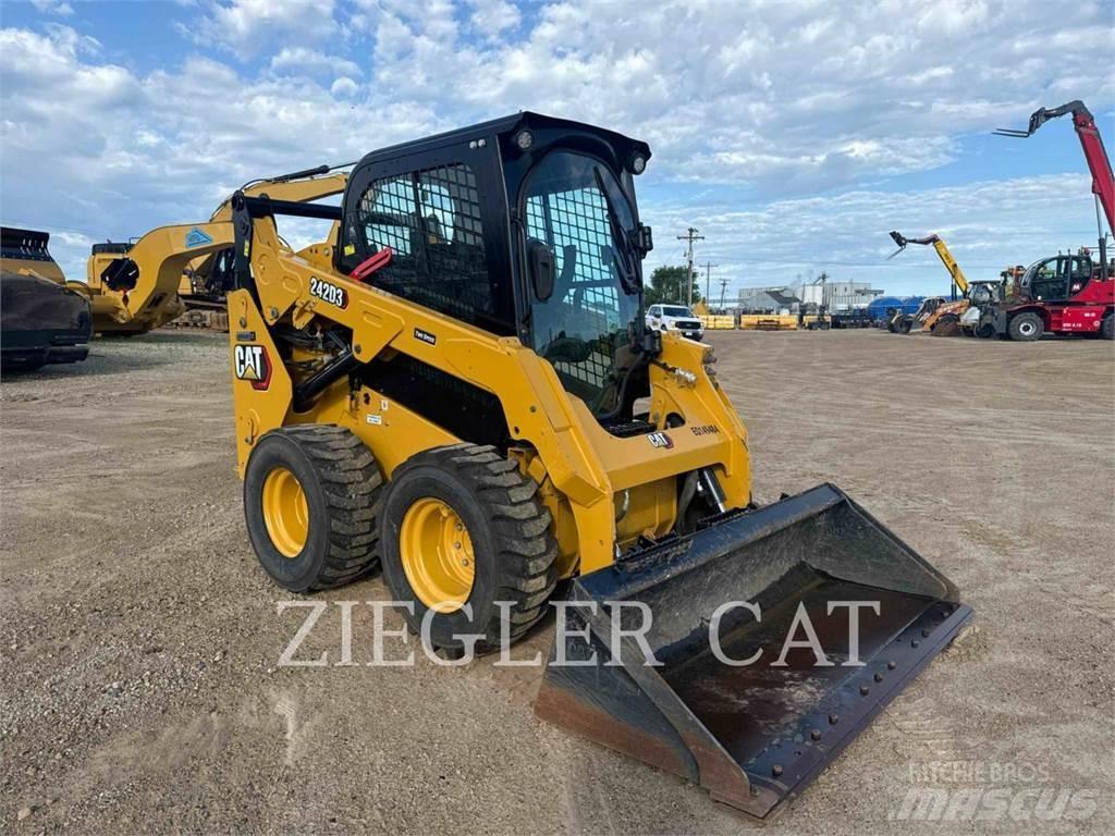 CAT 242D3 Kompaktlaadurid