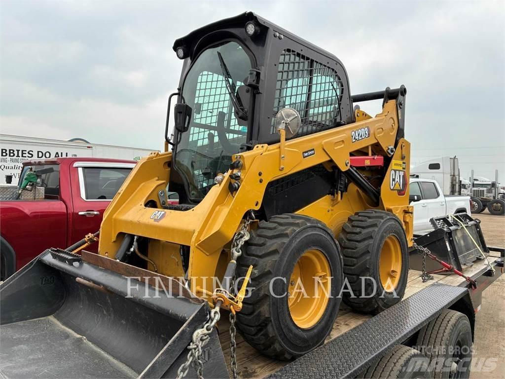 CAT 242D3 Kompaktlaadurid