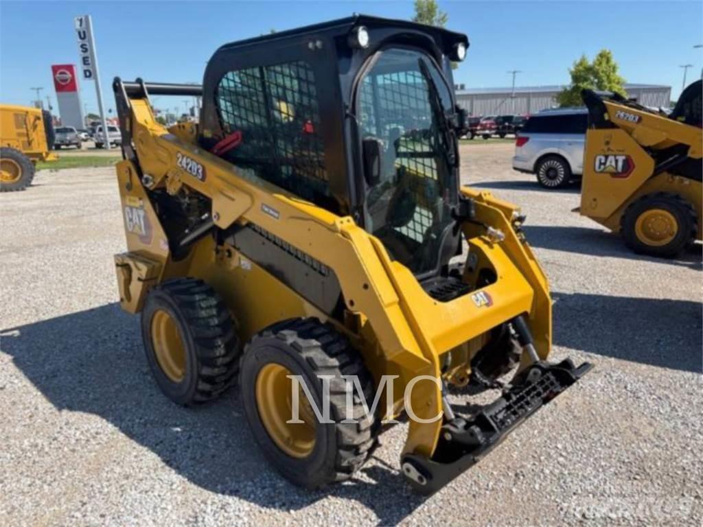 CAT 242D3 Kompaktlaadurid