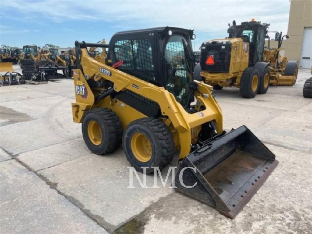CAT 242D3 Kompaktlaadurid
