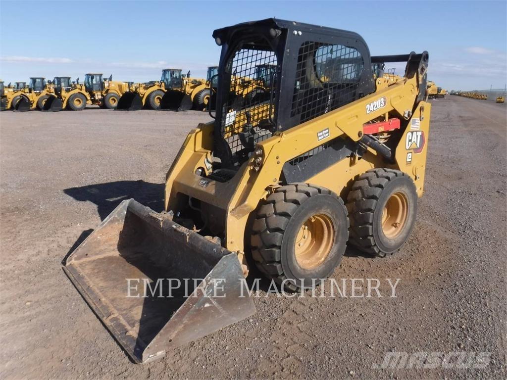 CAT 242D3 Kompaktlaadurid