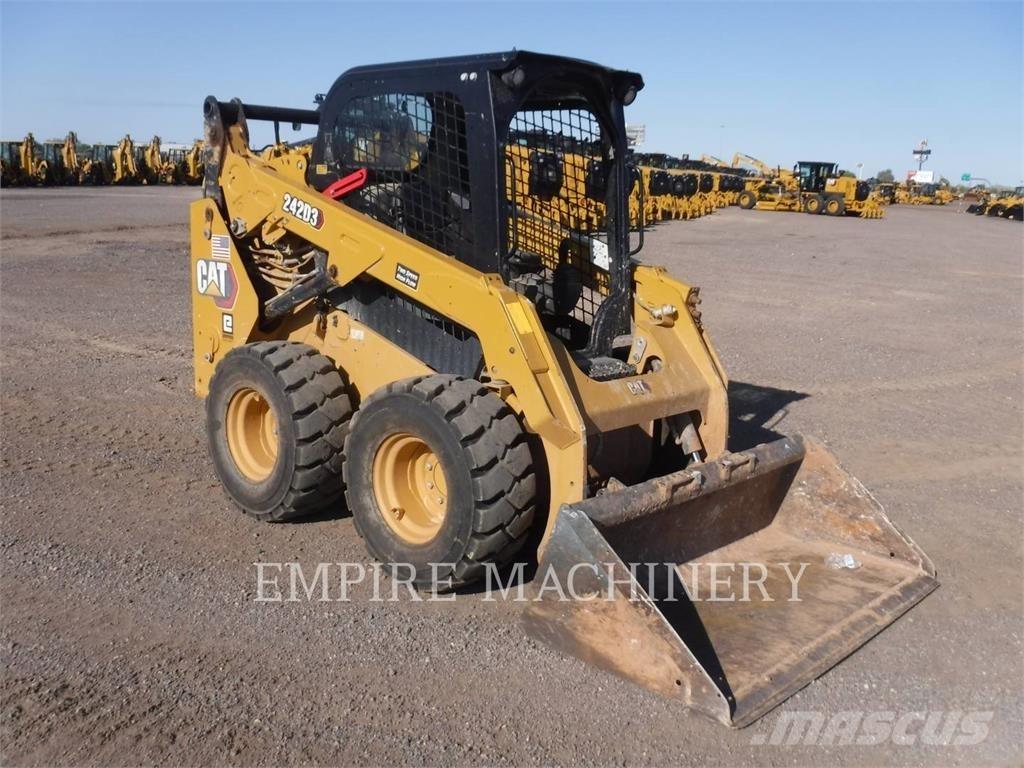 CAT 242D3 Kompaktlaadurid