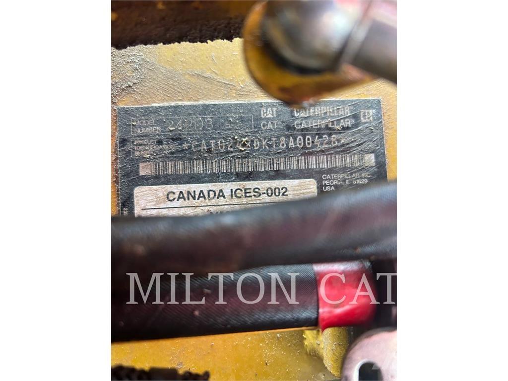 CAT 242D3 Kompaktlaadurid