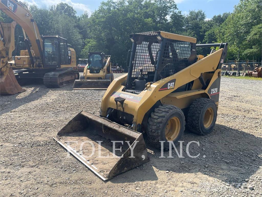 CAT 252B Kompaktlaadurid