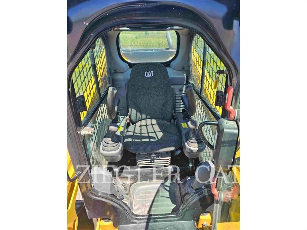 CAT 272D2 Kompaktlaadurid