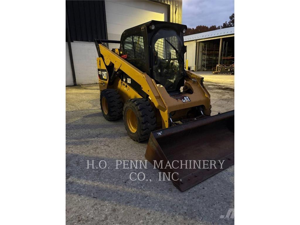 CAT 272D2 Kompaktlaadurid