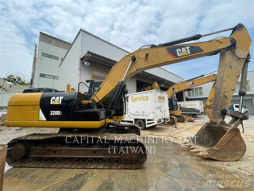 CAT 320D2 Roomikekskavaatorid