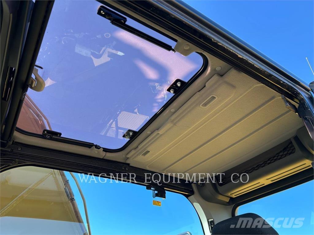 CAT 323 Roomikekskavaatorid