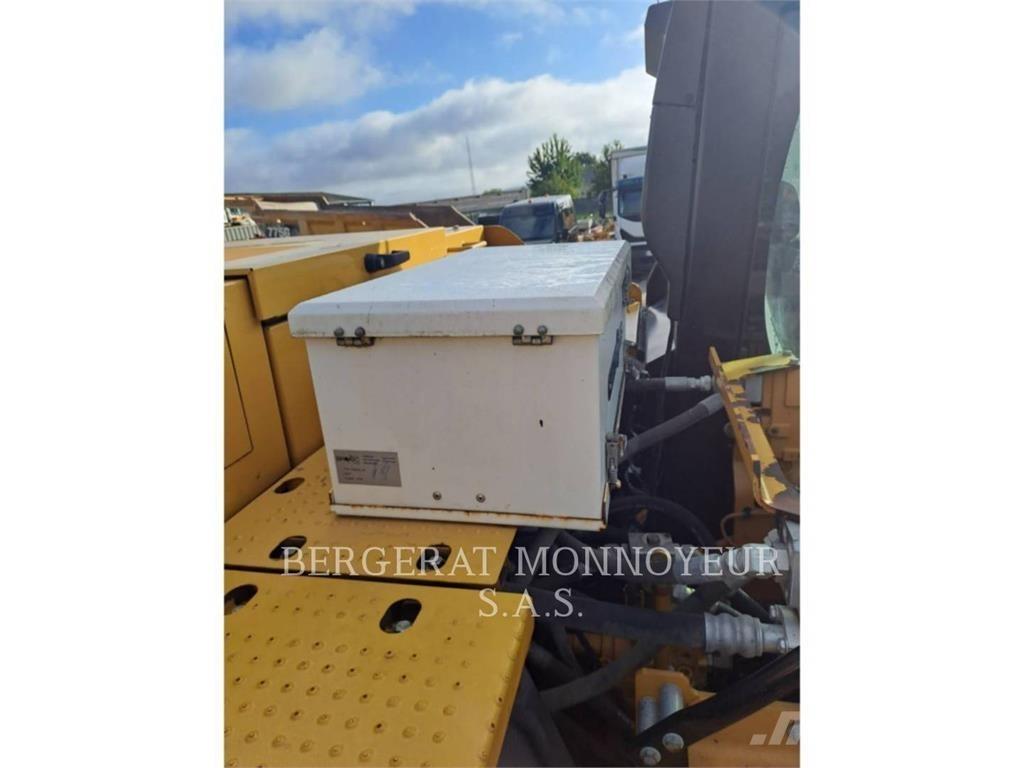 CAT 323-07 Roomikekskavaatorid