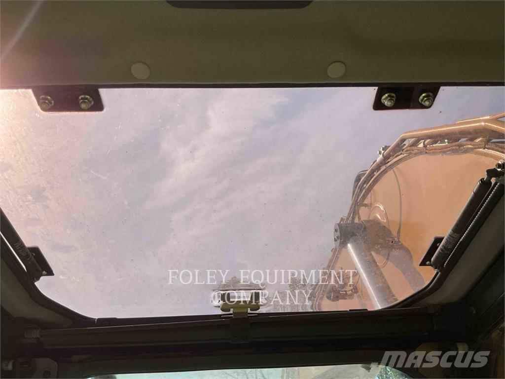 CAT 33007 Roomikekskavaatorid