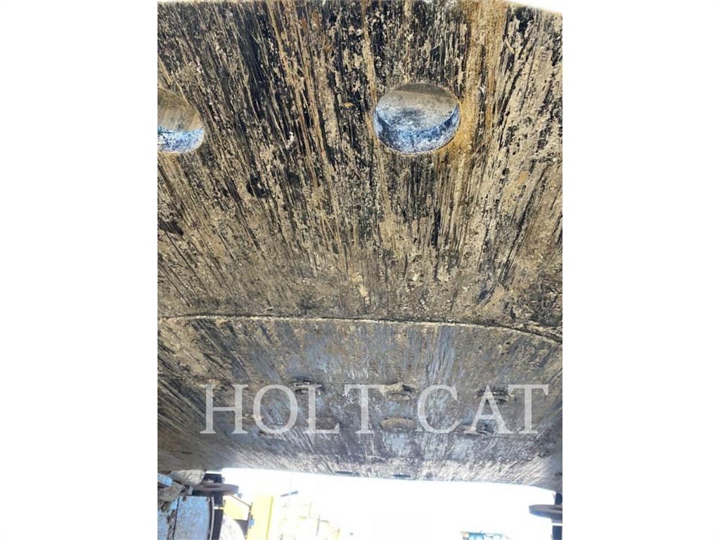CAT 374 Roomikekskavaatorid