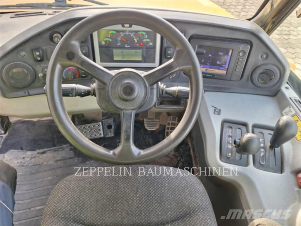 CAT 735B Liigendraamiga pinnaseveokid