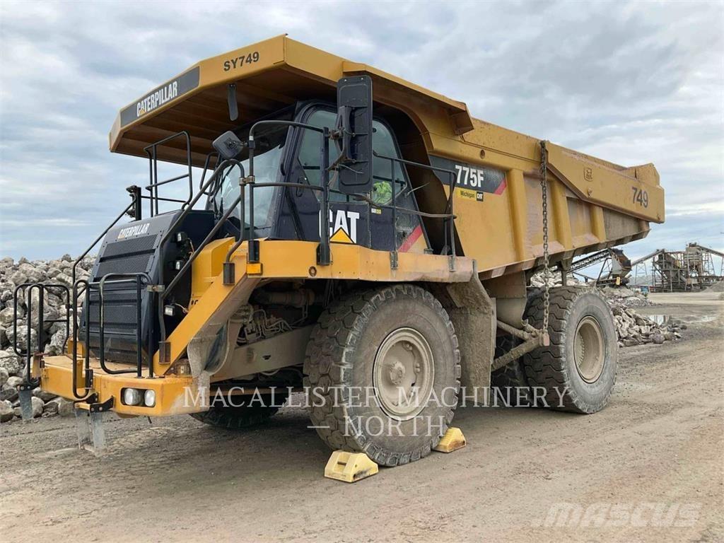 CAT 775F Liigendraamiga pinnaseveokid