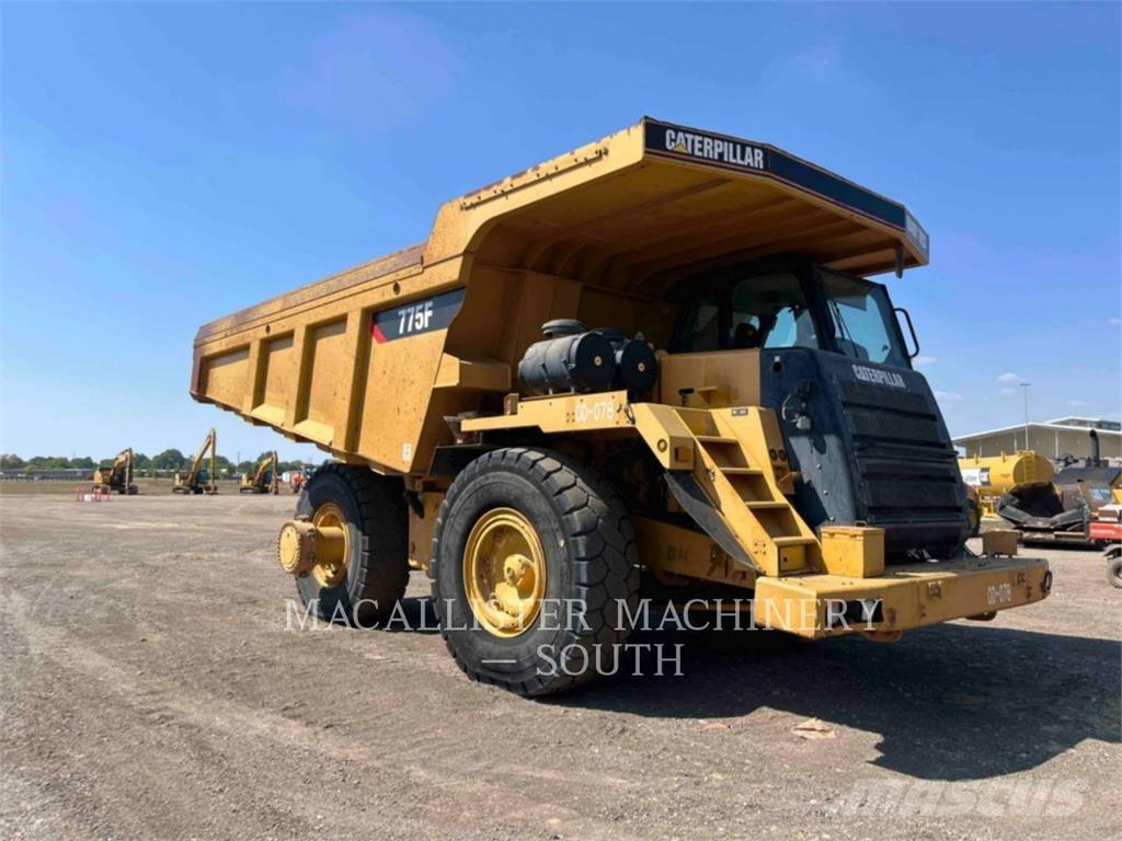 CAT 775F Liigendraamiga pinnaseveokid