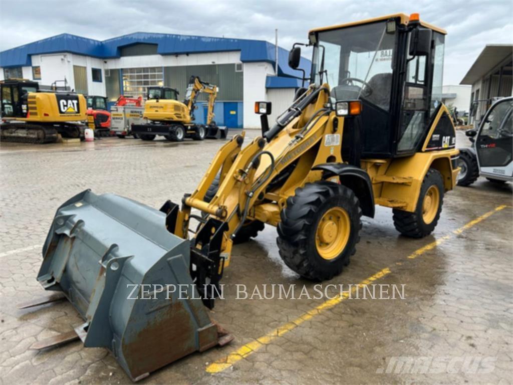 CAT 902 Rataslaadurid