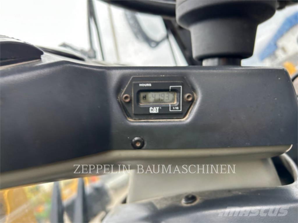 CAT 902 Rataslaadurid