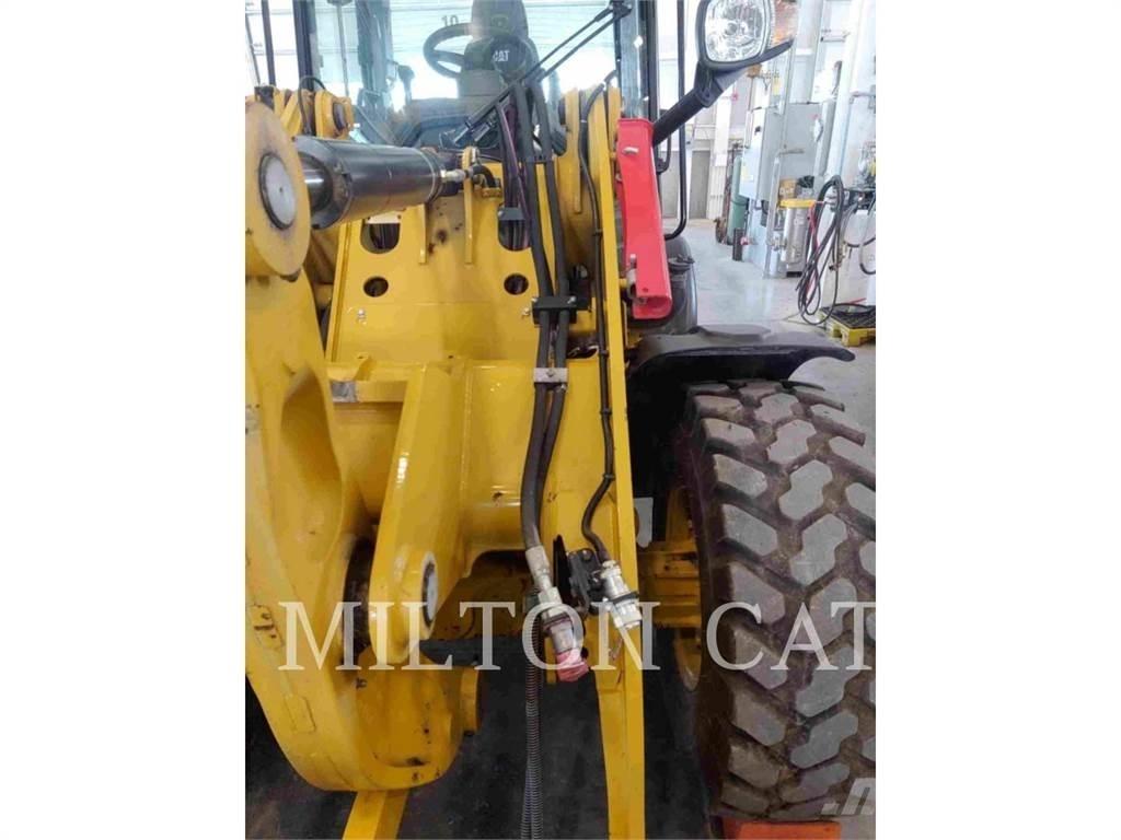 CAT 906 Rataslaadurid