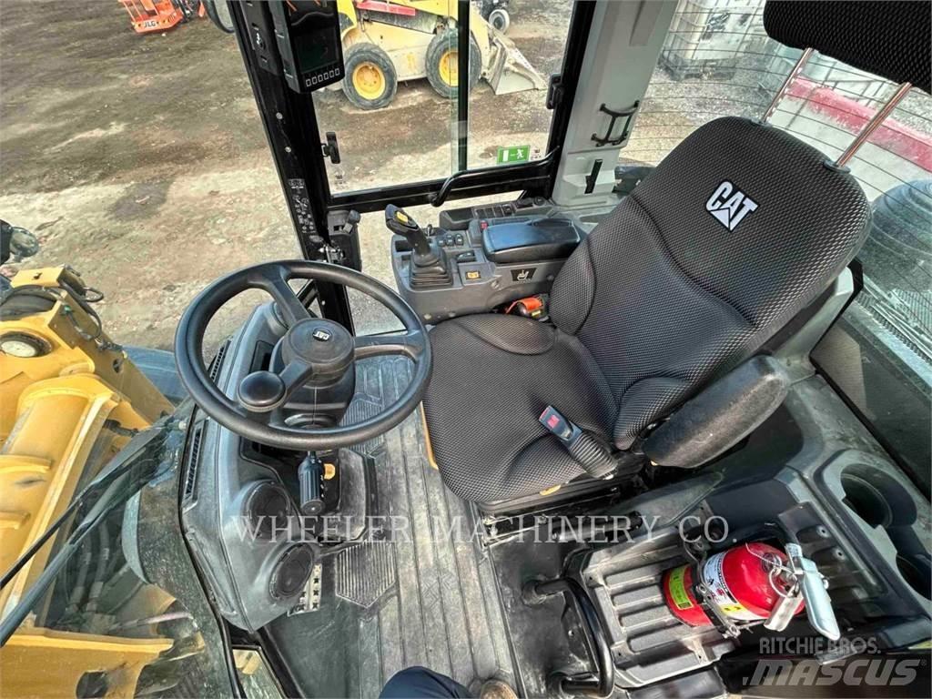 CAT 906 Rataslaadurid