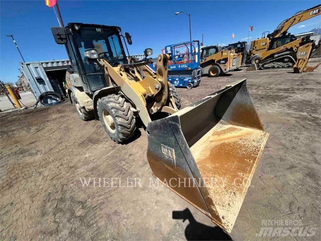 CAT 906 Rataslaadurid