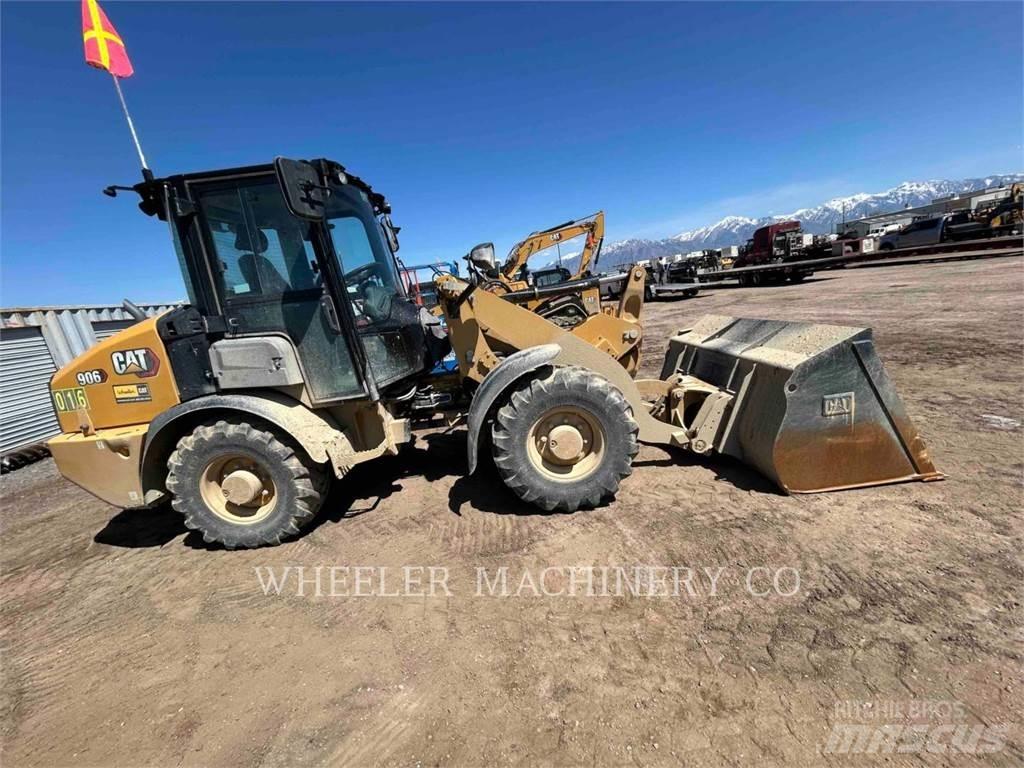 CAT 906 Rataslaadurid