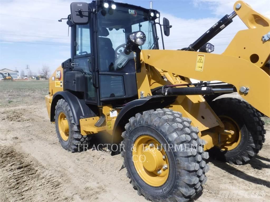 CAT 906 Rataslaadurid