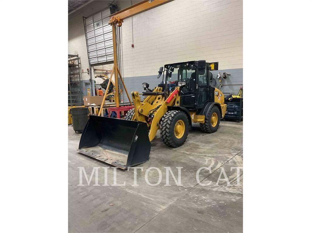 CAT 906 Rataslaadurid